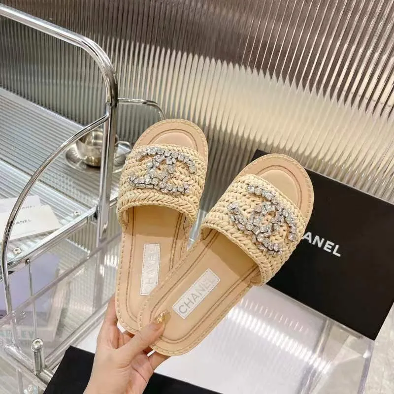 👟👟Ex-factory price 520👟👟 [Ready stock] 𝐂𝐡an𝐞𝐥 23 hot items! bing bing 23 early spring vacation series, the most beautiful rhinestone woven slippers, everyone is crazy to stock up, they are all crazy, it is really long grass, leisurely charm, close your eyes and enter the series!  💭Color: Black/Apricot/White 💭Upper: The upper is made of imported raffia and is fully hand-woven and very comfortable! The hand-made diamond jewelry is sparkling enough 💭Inner pads: imported sheepskin lining and pads 💭Outsole: genuine leather outsole (complex leather outsole with ten grooves and stitching, very particular about material workmanship) 💭Code number: 35-42 (41 and 42 are custom-made and cannot be returned or exchanged)